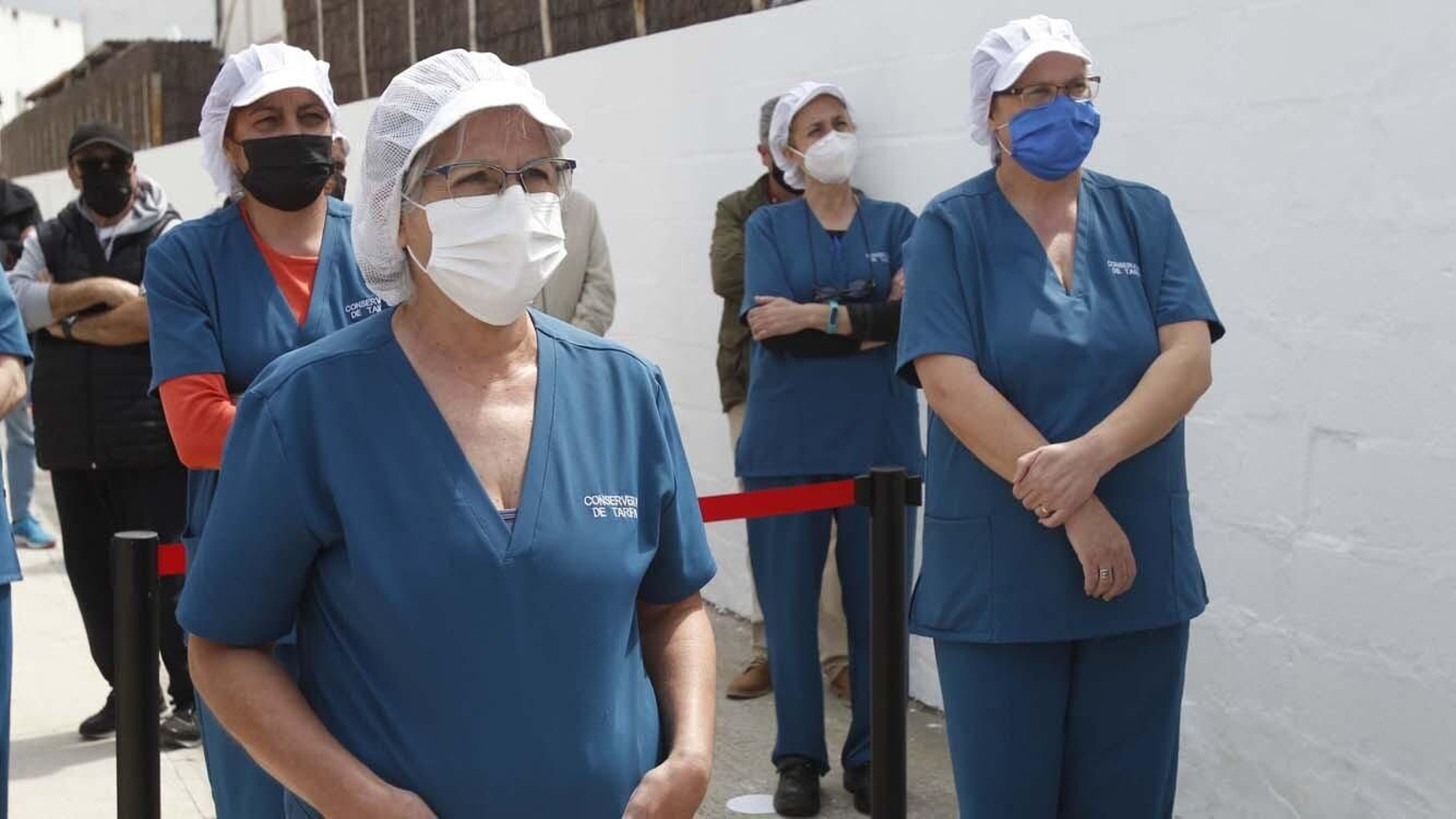 Las fotos de la inauguración de la calle Estibadoras de la Conservera en Tarifa