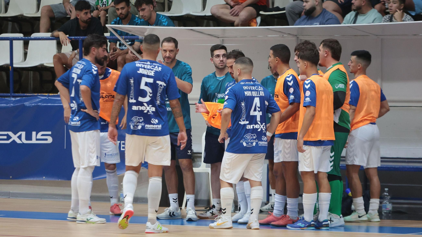 Isco Torres conversa con sus jugadores en un tiempo muerto de un partido en el Ruiz-Mateos.