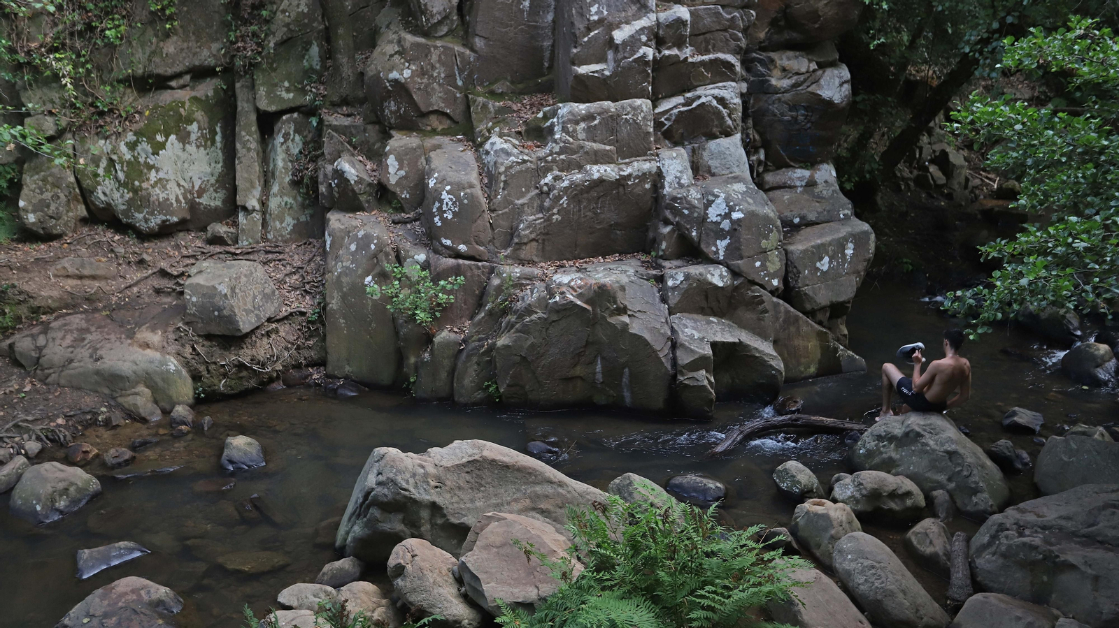 Basura en el sendero del Río de la Miel