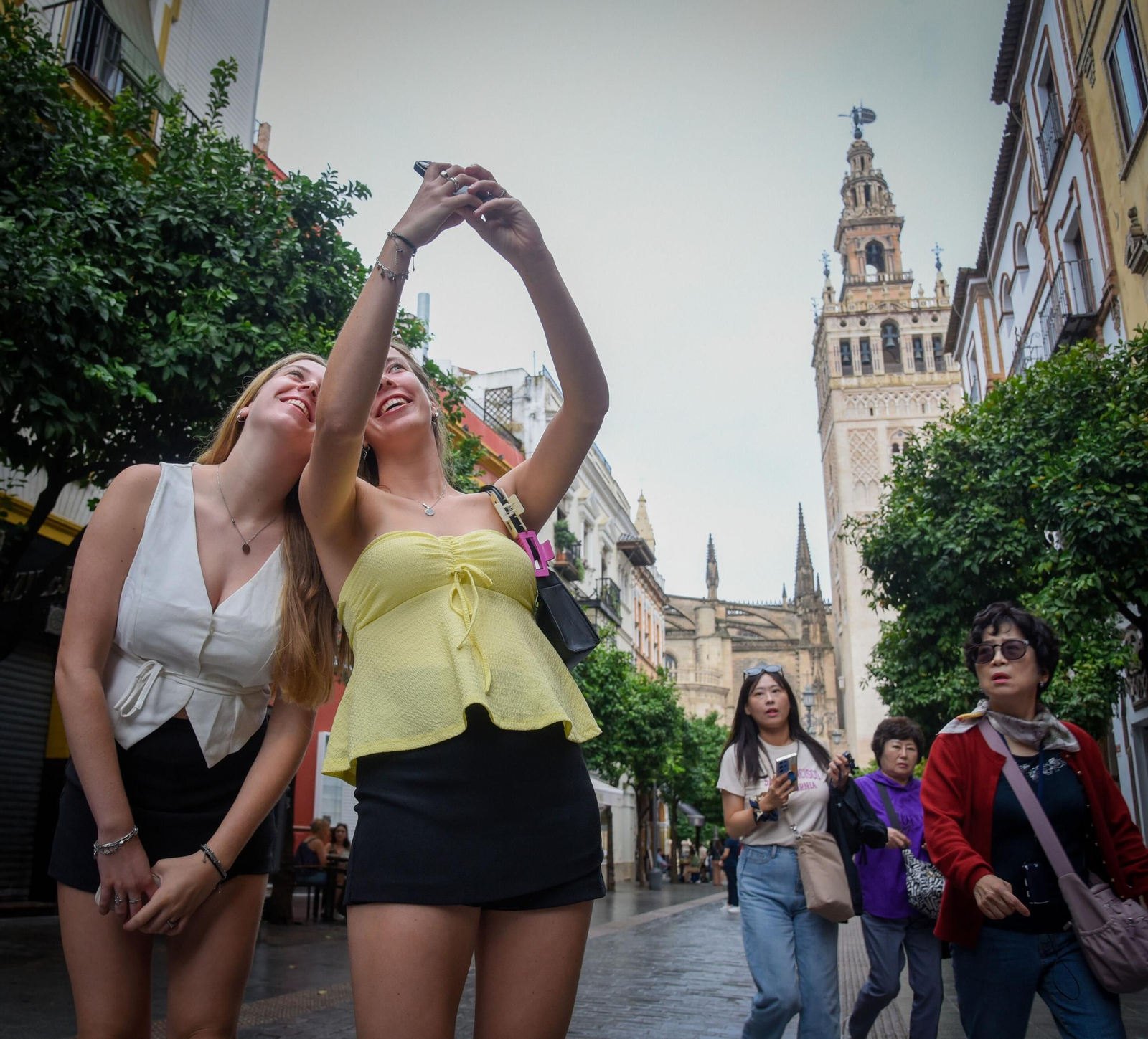 Dos turistas en Sevilla