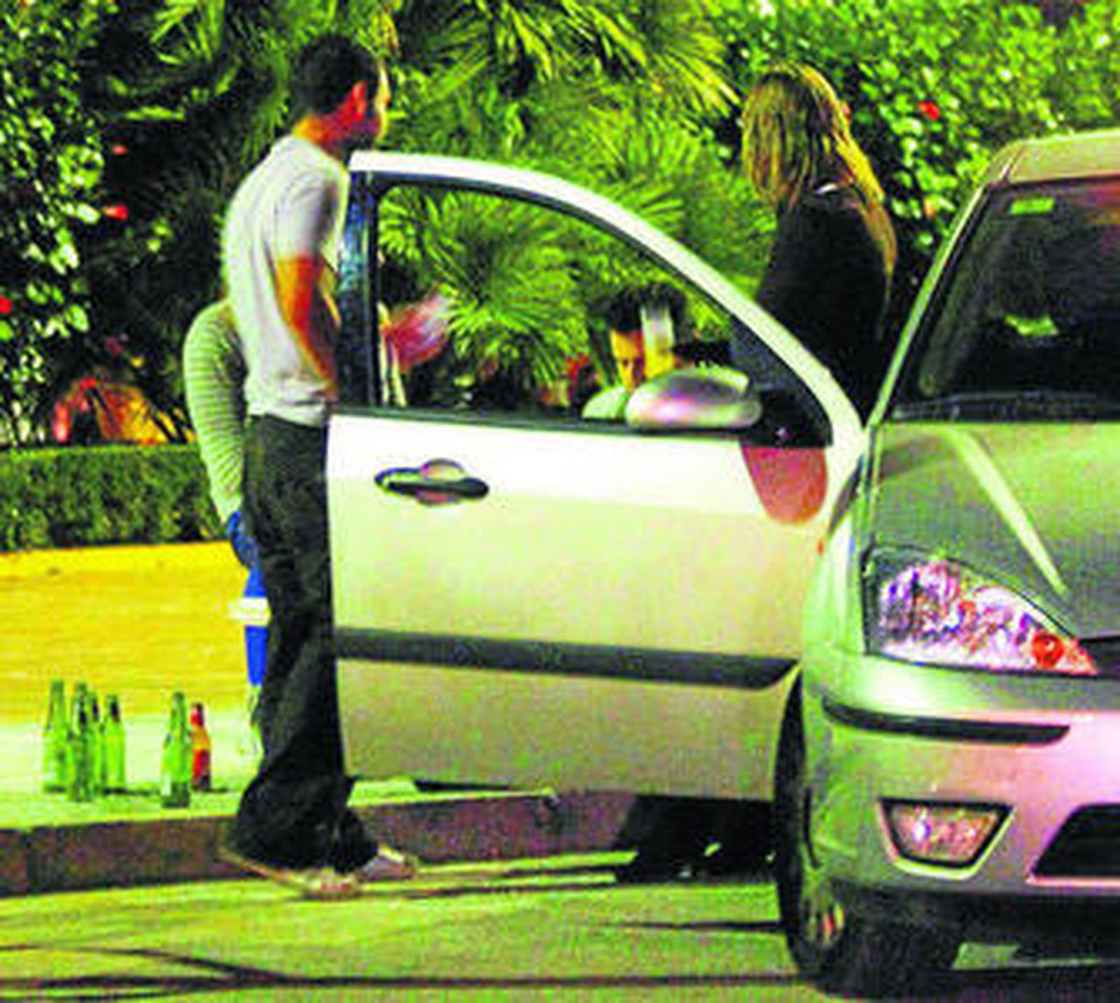 Jóvenes realizando 'botellón' en el Paseo José Luis Tejada en una imagen de archivo.