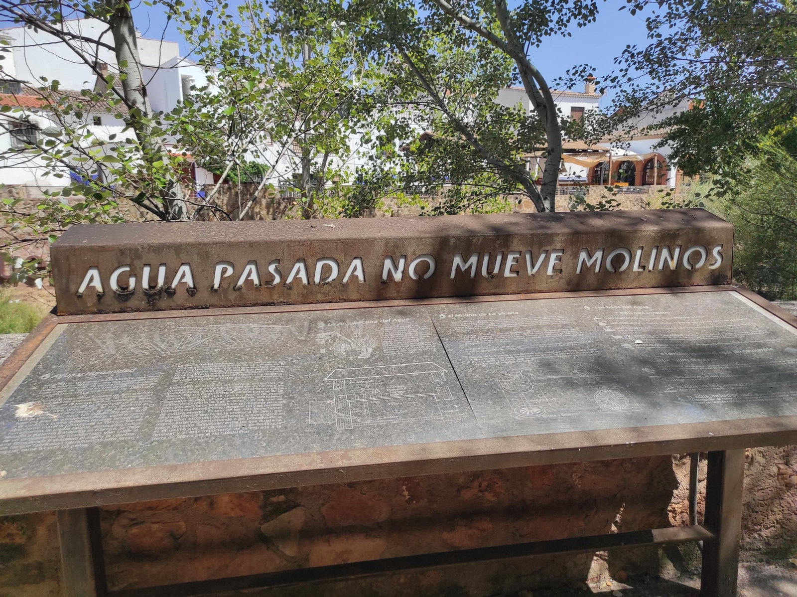 Disfruta de un paseo a orillas del río Guadalimar lleno de arte y rincones únicos.