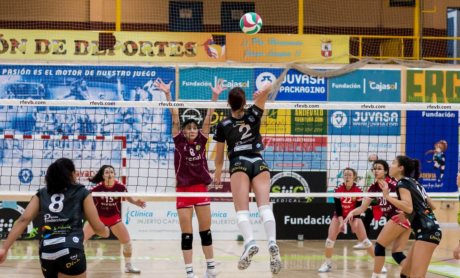 Jimena Gayoso realiza un remate en el último partido del Cajasol.