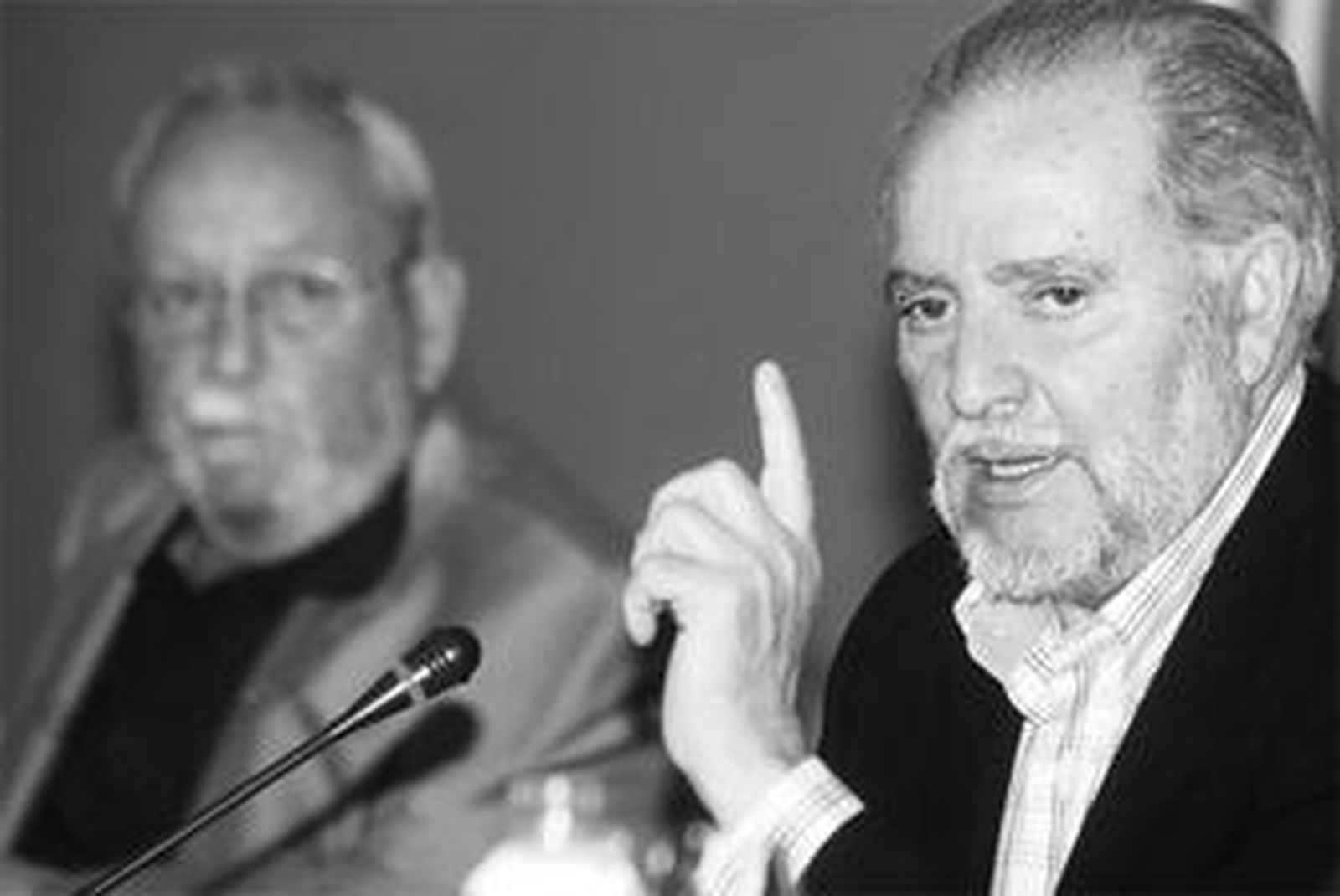 Julio Anguita (d) durante una charla que ofreció en Cádiz a finales del pasado mes de abril.