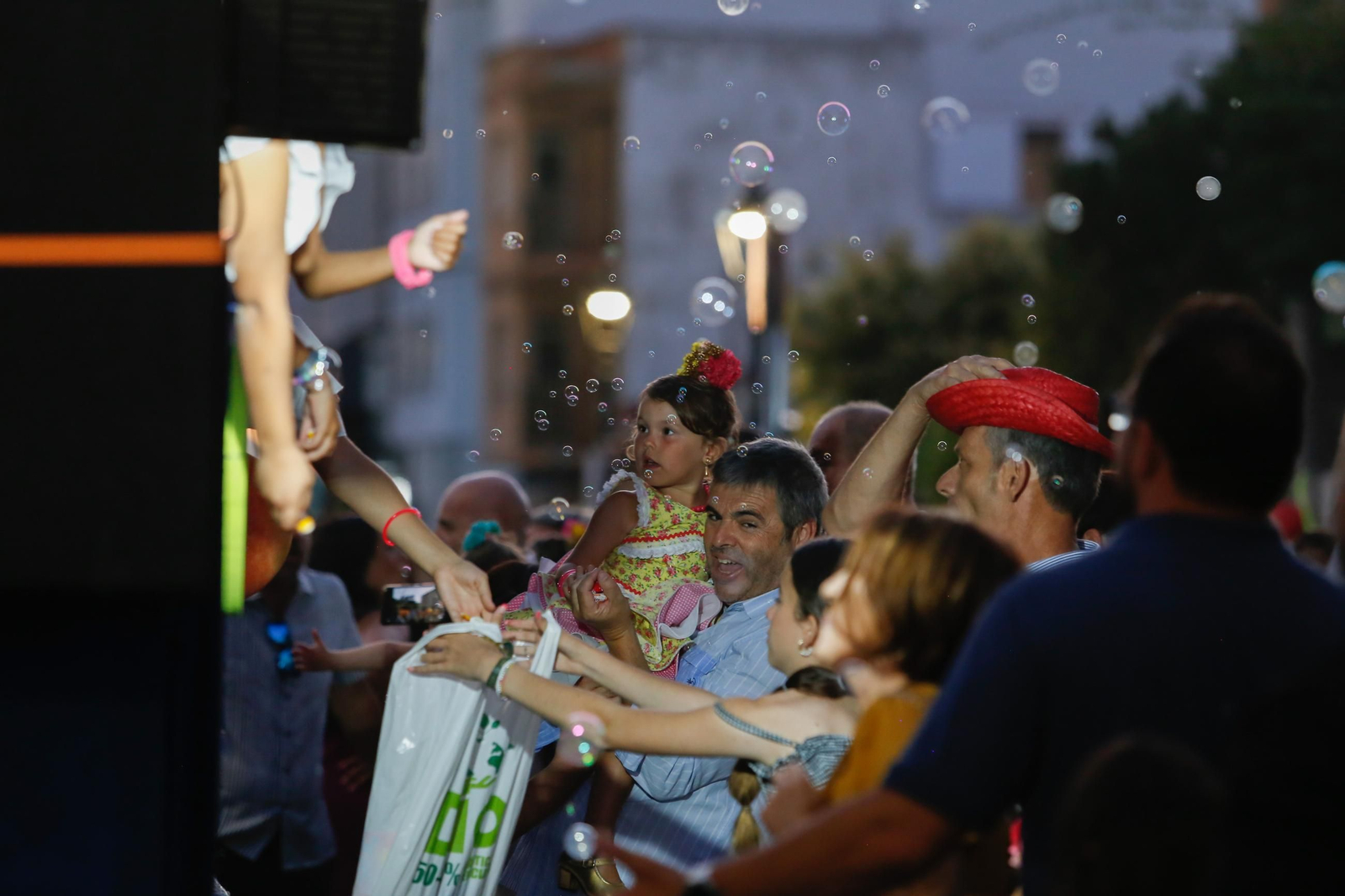 Búscate en las fotos de la cabalgata de la Feria de La Línea