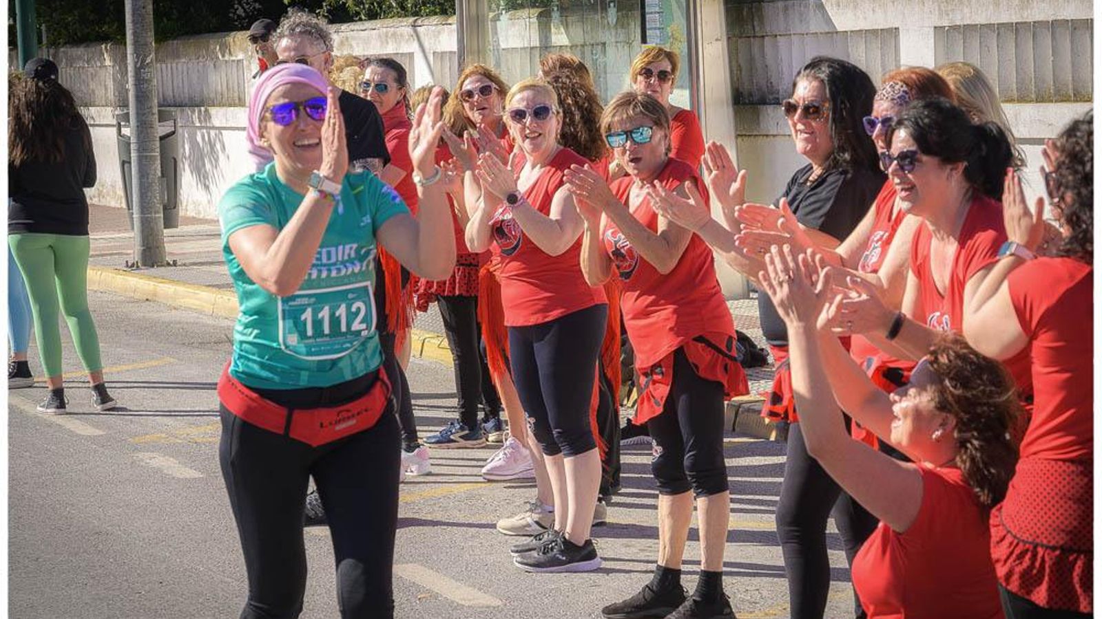Una participante de la I Media Maratón junto al público Una participante de la I Media Maratón junto al público