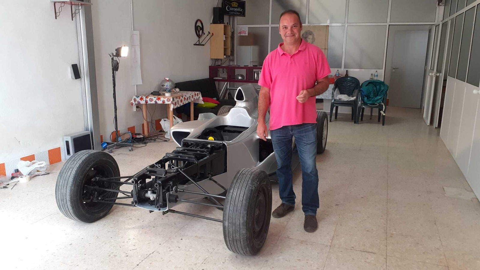 José Luis Casas, junto a su vehículo.