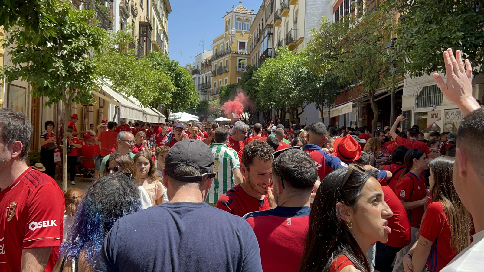Búscate en la galería gráfica de las aficiones de Osasuna y Real Madrid en Sevilla