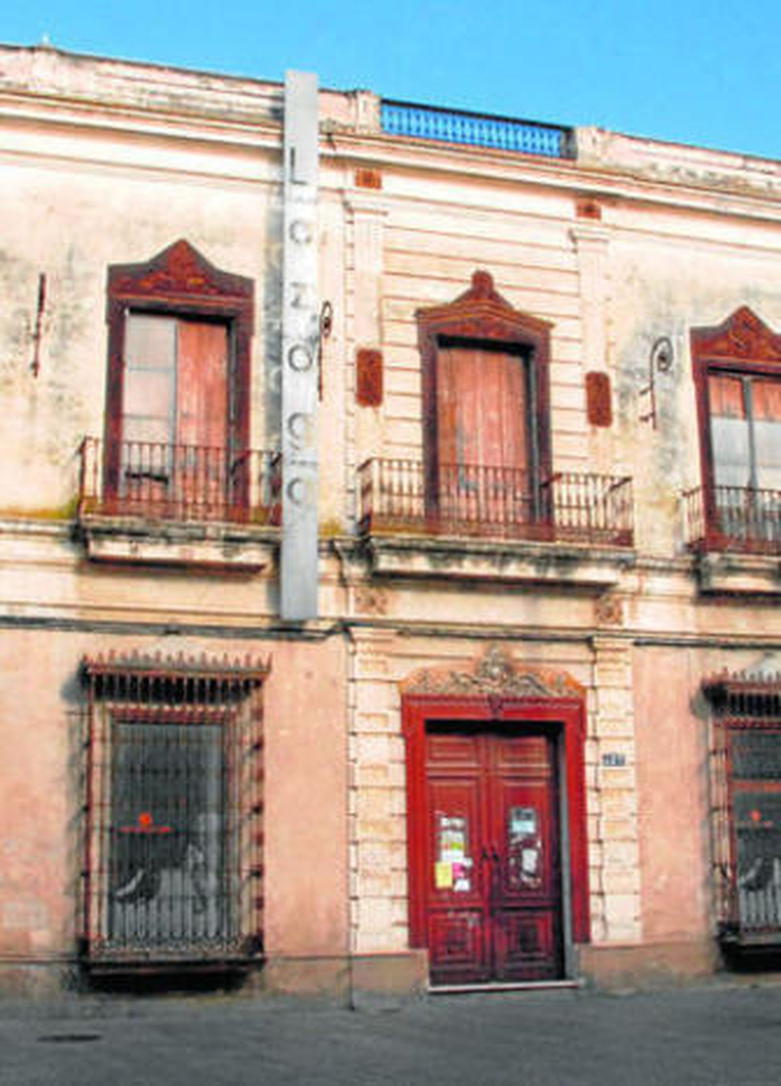 Fachada principal de la Casa Lazaga, en plena calle Real.