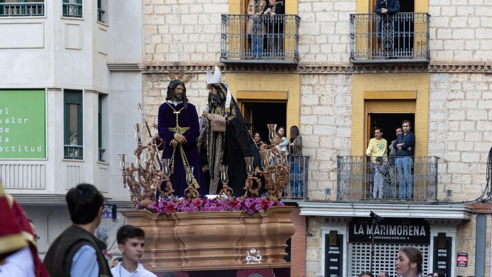 Los cofrades se rinden ante los grandes pasos de misterio del Lunes Santo