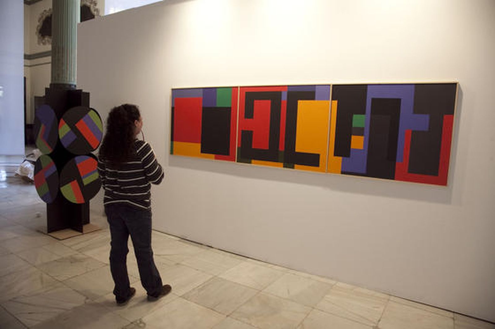 Imagen de la muestra 'Juan Serrano. Pintura, escultura, diseño', que puede disfrutarse en el Casino de la Exposición. / Jaime Martínez