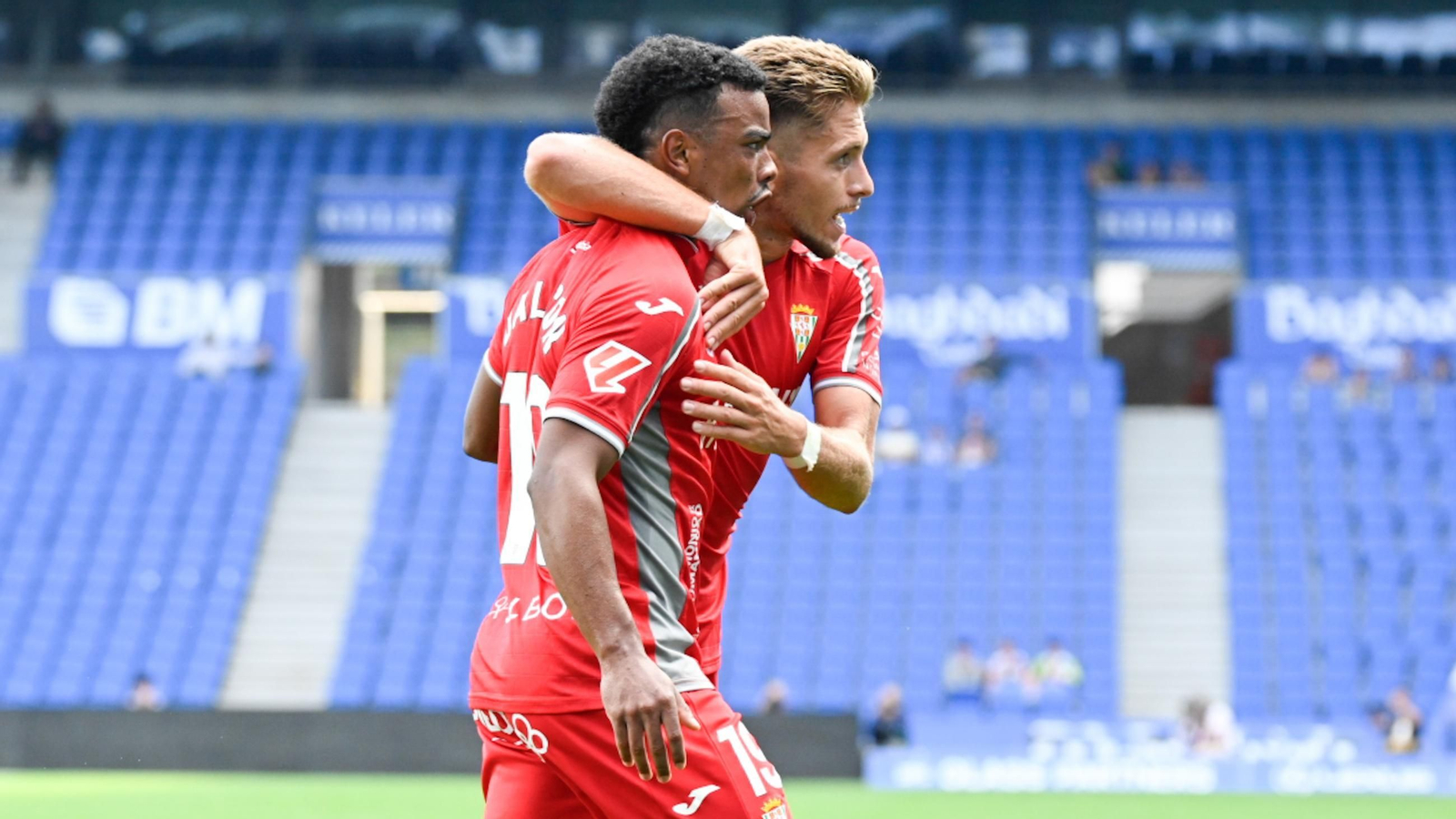 Dalisson celebra junto a Isma Ruiz su primer gol con el Córdoba CF.