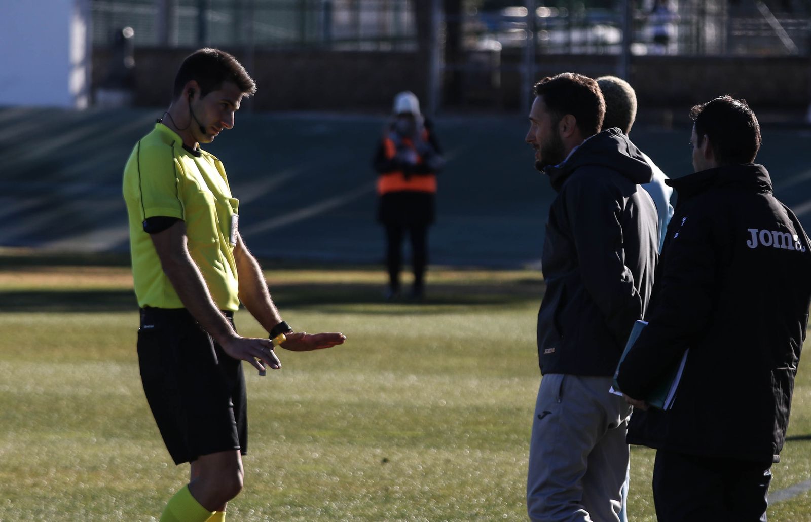 El árbitro pide calma a un Planagumà que era puro nervio tras la reanudación.