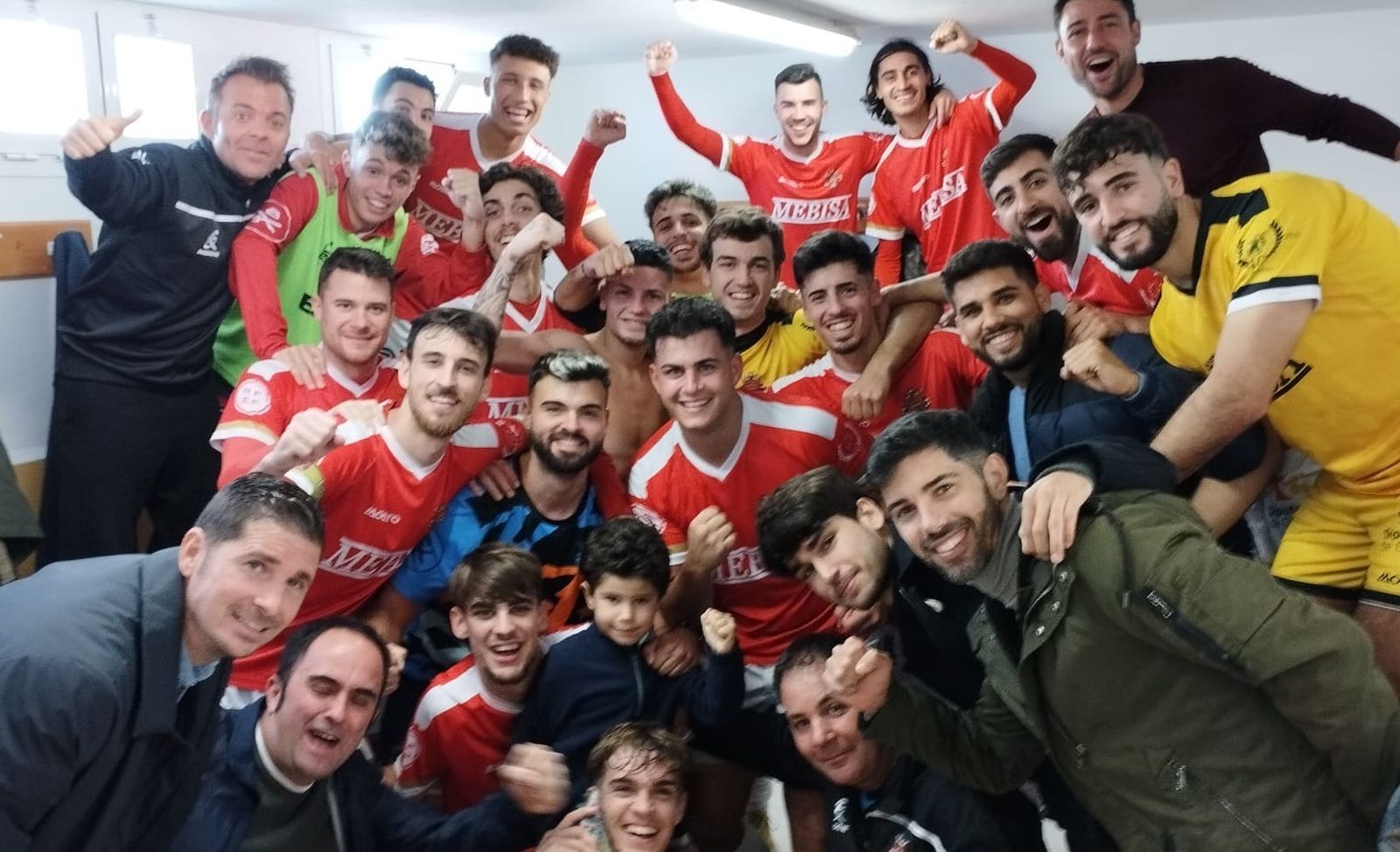 Los jugadores del Atlético Espeleño celebran su triunfo ante el Xerez CD.