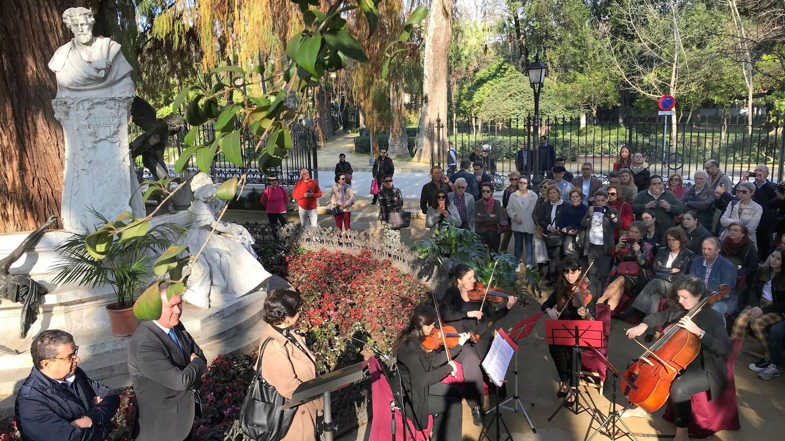 Acto en la Glorieta de Bécquer en el Parque de María Luisa por el arranque de la conmemoración del 150 aniversario del fallecimiento de los hermanos Bécquer.