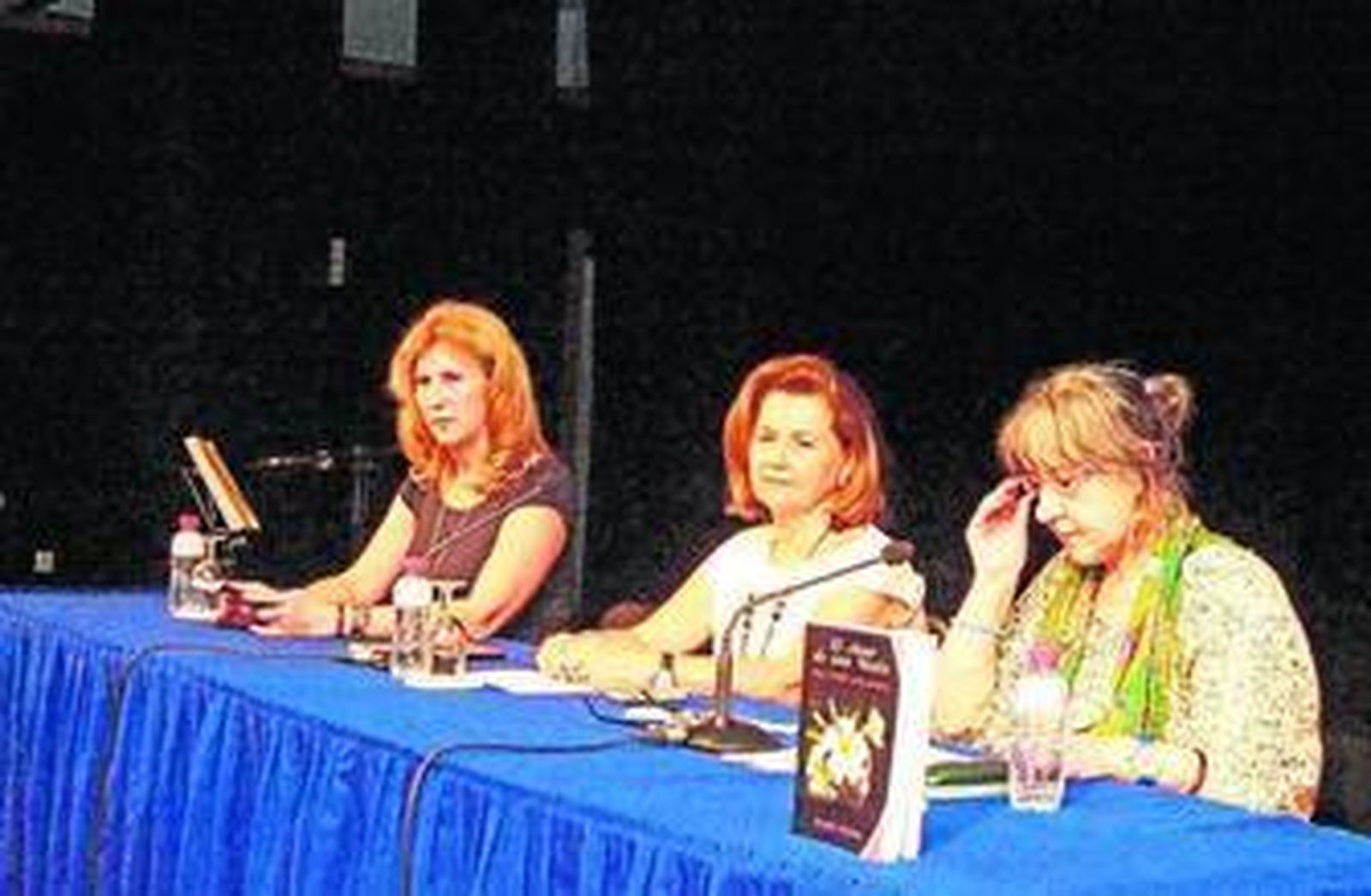 Ángeles González, autora del libro, junto a María Dolores Ortega y la escritora Pilar Quirosa.