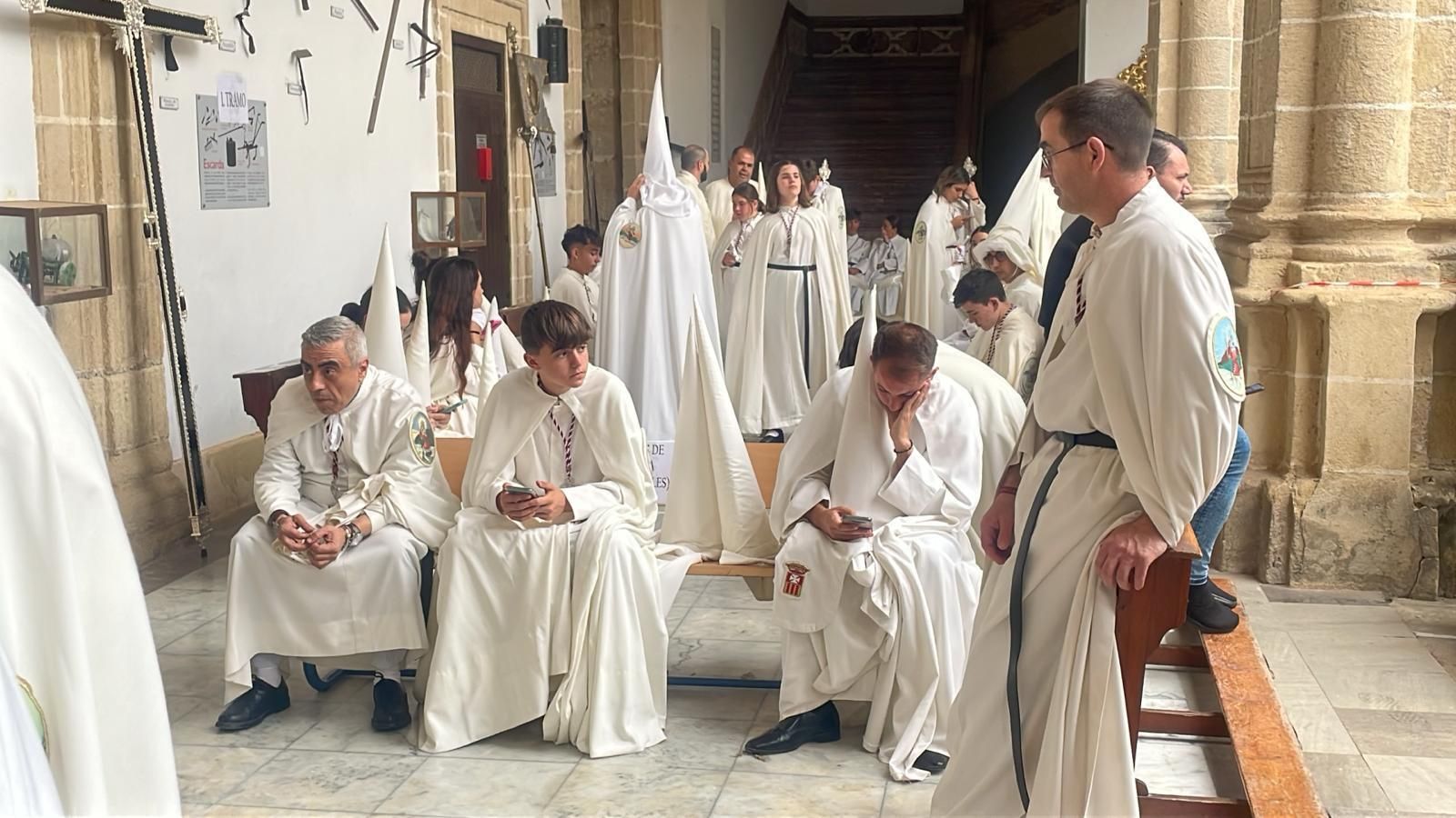 Penitentes de El Transporte, esperando la decisión sobre la salida en La Merced.