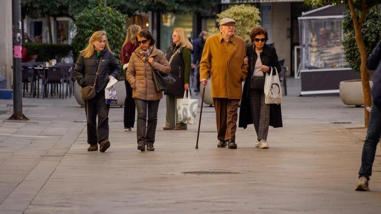 Personas con chaquetones para protegerse del frío en Huelva.