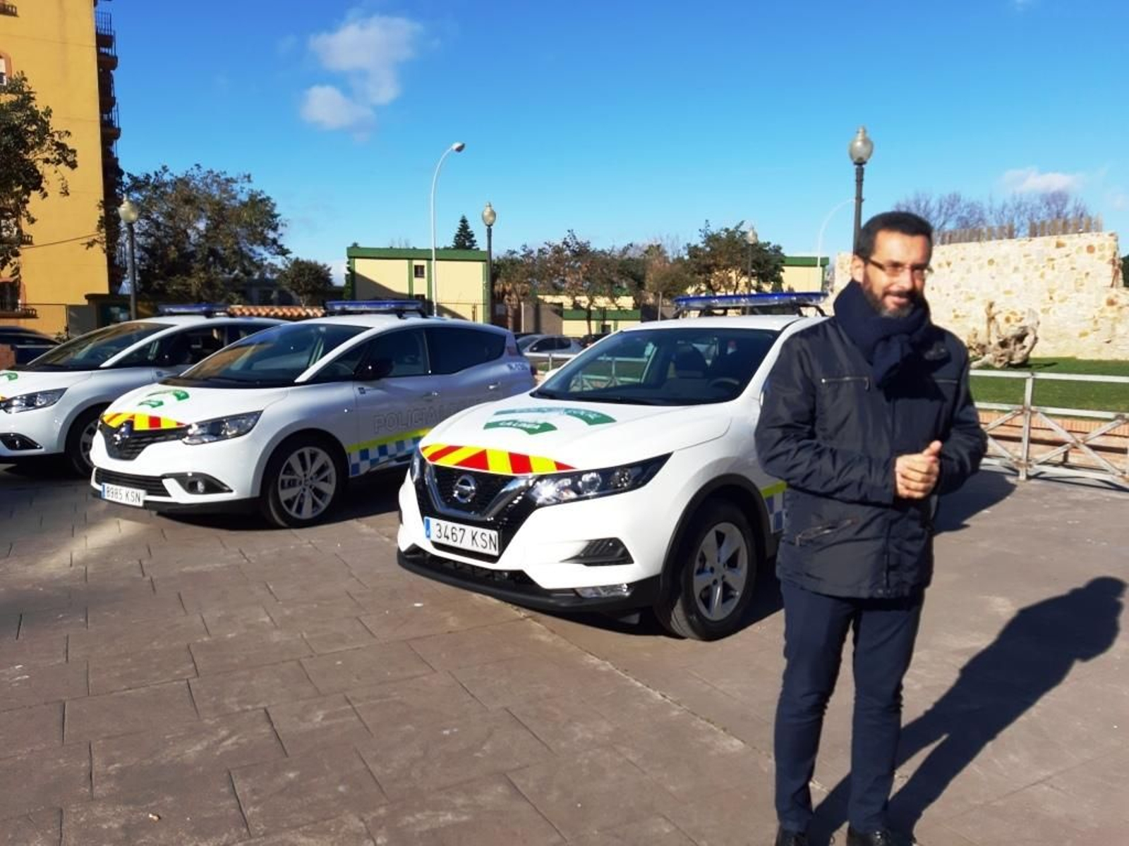 Juan Franco, junto a los nuevos vehículos de la Policía Local