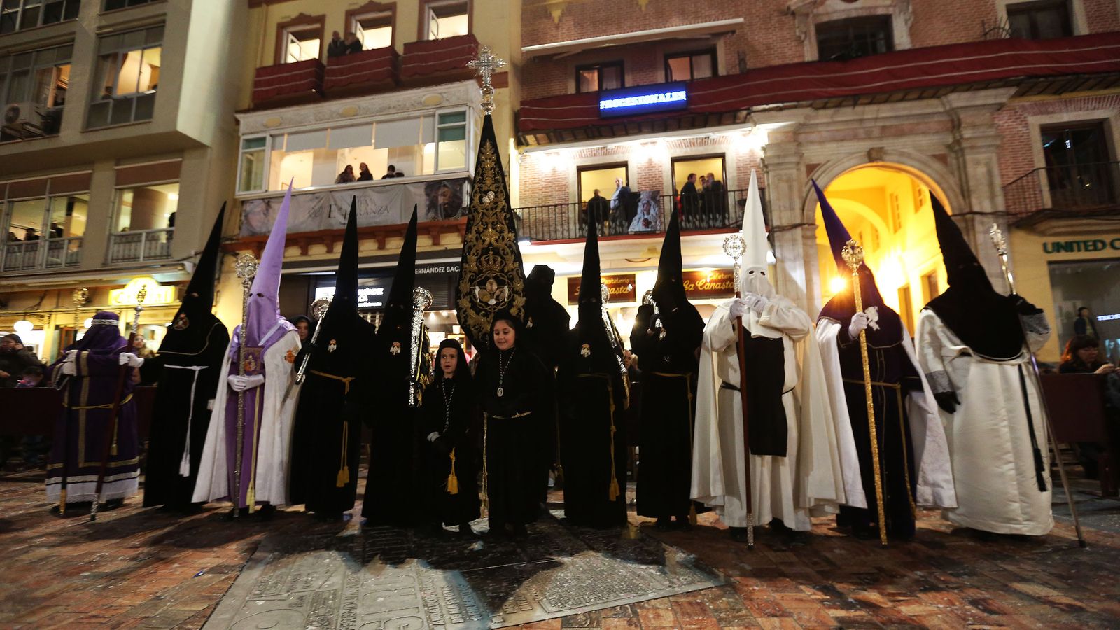Venia de la Piedad con representación de cofradías vinculadas a Palma Burgos.