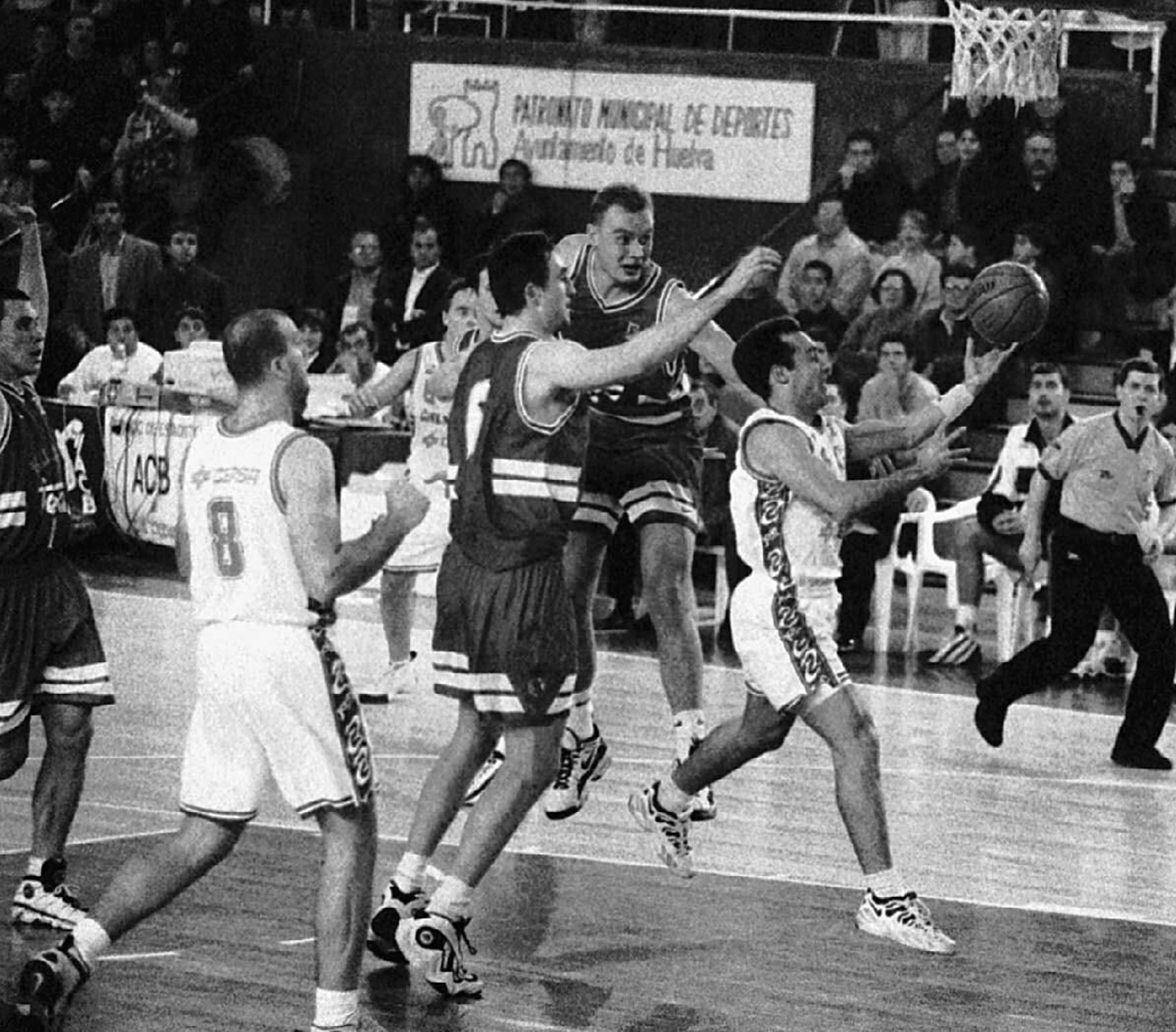 Vílchez supera a MIkhailov durante la visita del Real Madrid al Andrés Estrada en la ACB. Vílchez supera a MIkhailov durante la visita del Real Madrid al Andrés Estrada en la ACB.