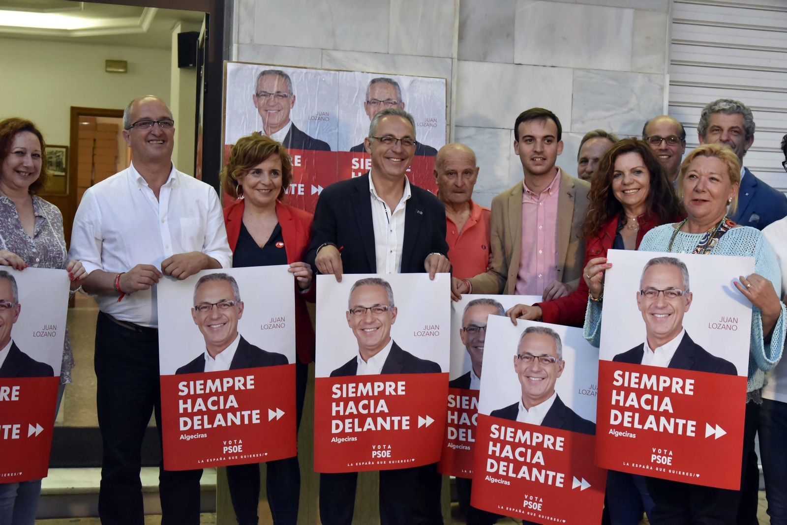 Juan Lozano, flanqueado por otros responsables del PSOE de Algeciras , en la presentación de la campaña del PSOE para las municipales de 2019.