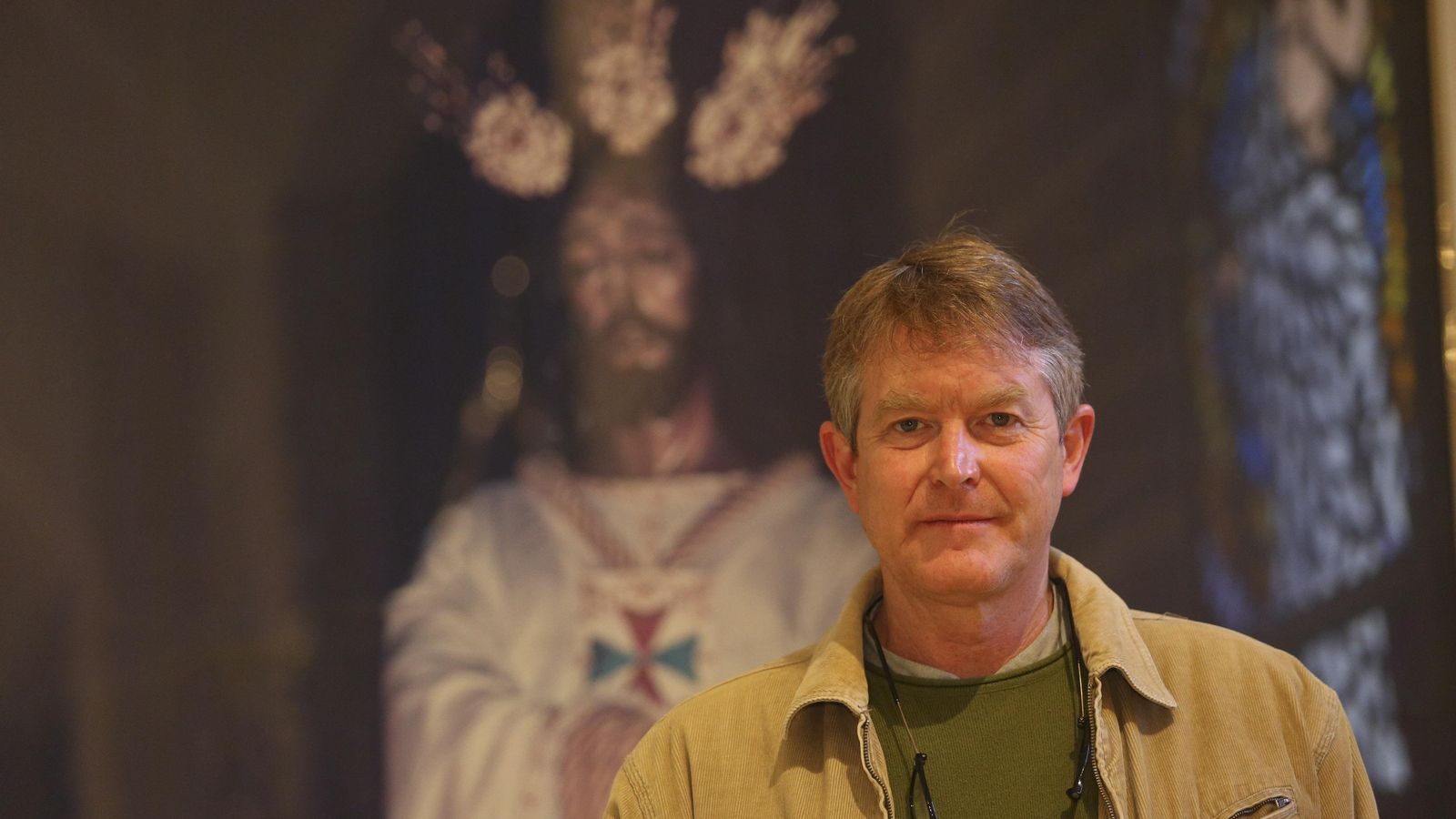 El párroco en el templo.