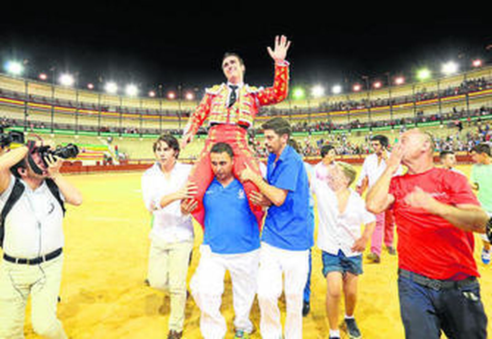 El Fandi, entronizado como triunfador de la corrida nocturna del sábado.