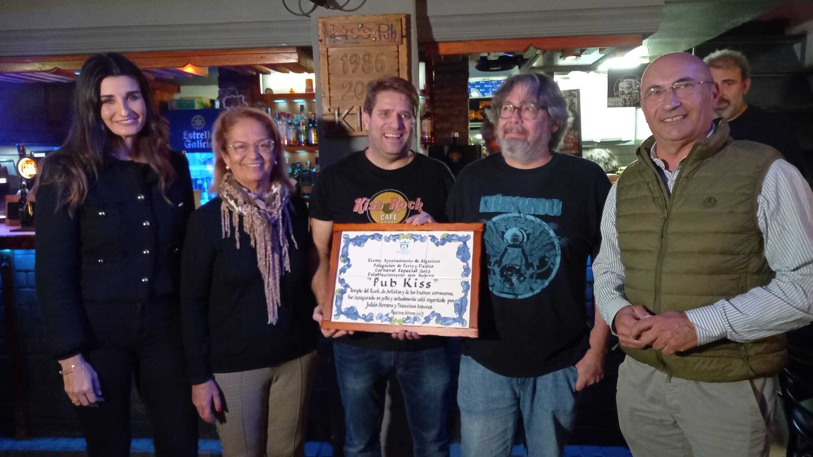 La entrega del reconocimiento al pub Kiss.