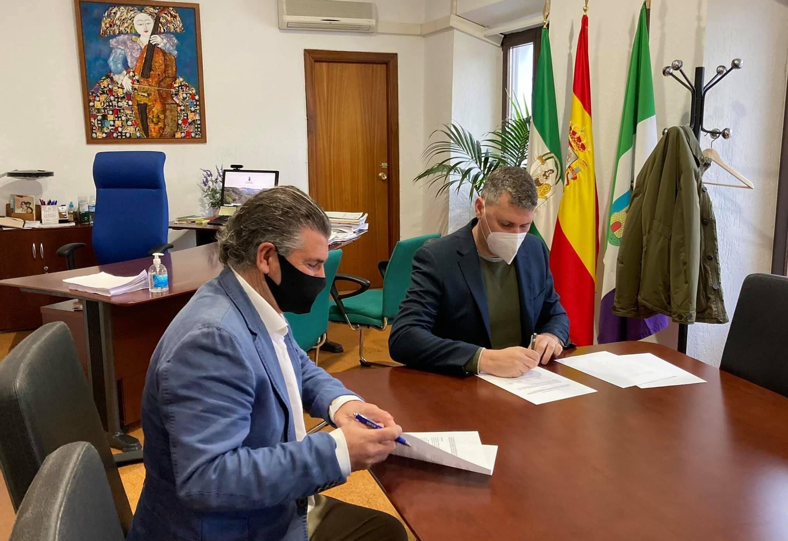 Los alcaldes de Jimena y Tesorillo firman el acuerdo de deuda histórica y bienes.