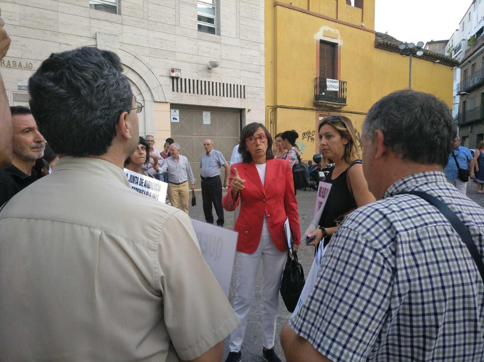 Rosa Aguilar se dirige a Juan Andrés de Gracia y Antonio Toledano.