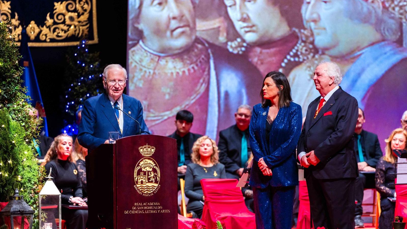 Pregón de la Navidad en San Fernando. En la imagen, el pregonero, Manuel Pérez, junto a la alcaldesa, Patricia Cavada, y el presidente de la Academia de San Romualdo, José Enrique de Benito