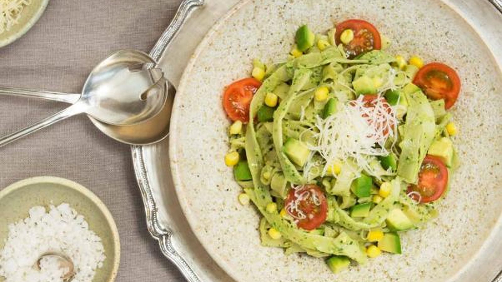 Pasta verde con salsa de aguacate para una cena de San Valentín.