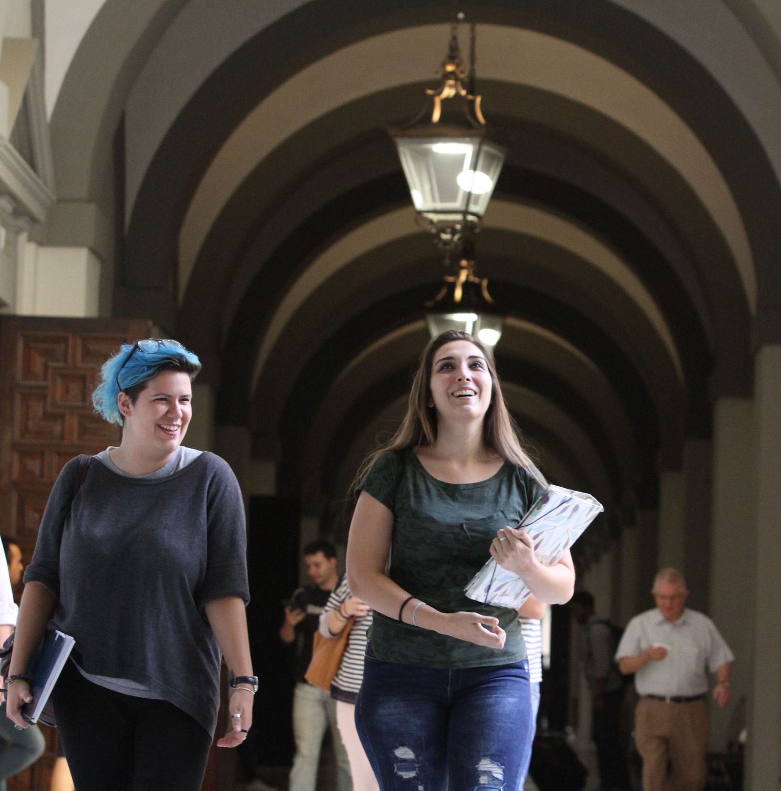 Estudiantes en el rectorado de la Universidad de Sevilla