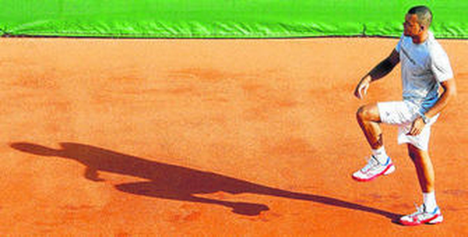 Tsonga realiza estiramientos durante la sesión de entrenamiento del equipo francés en Los Califas.