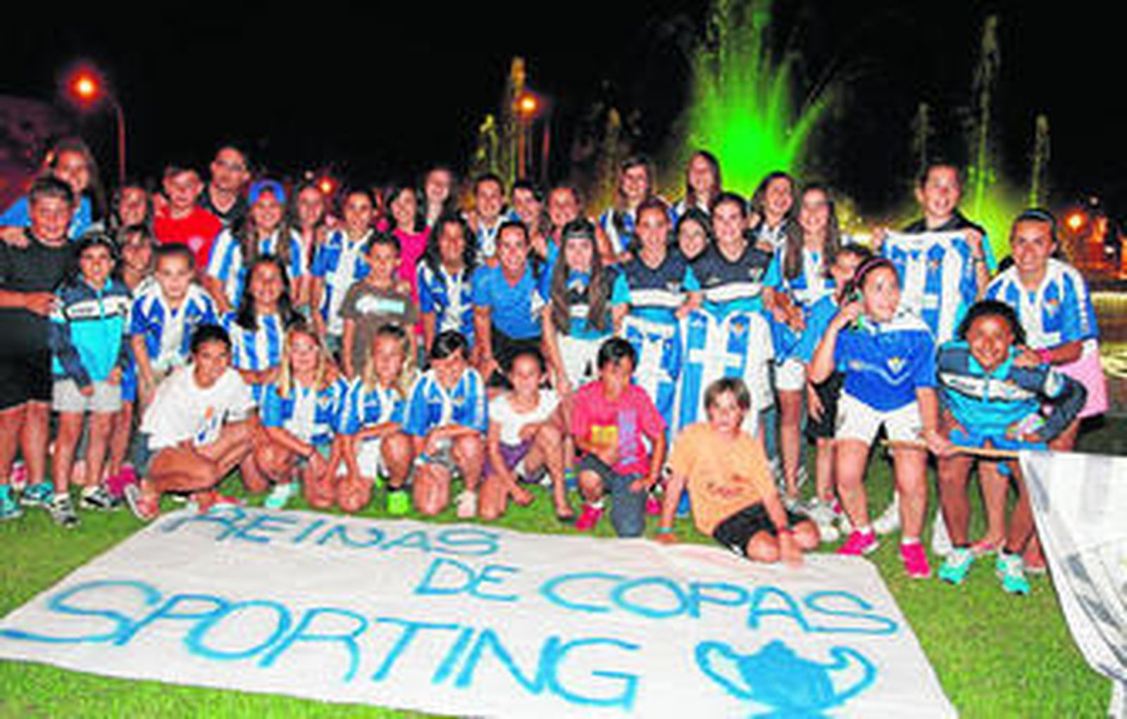 El plantel del Fundación Cajasol Sporting, anoche, en la fuente de la Avenida de Andalucía con el trofeo conquistado.