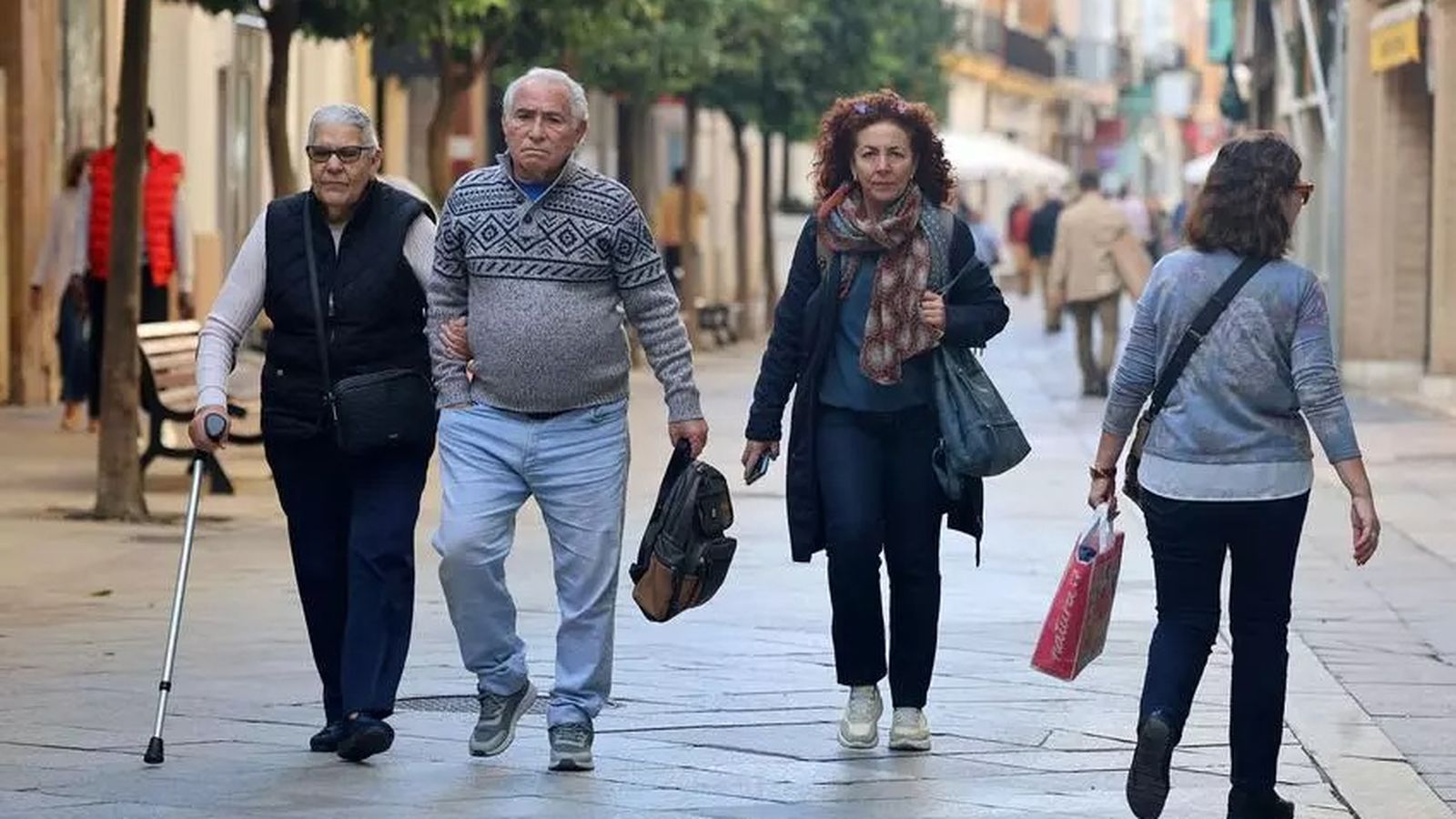 Personas paseando por las calles de la ciudad.