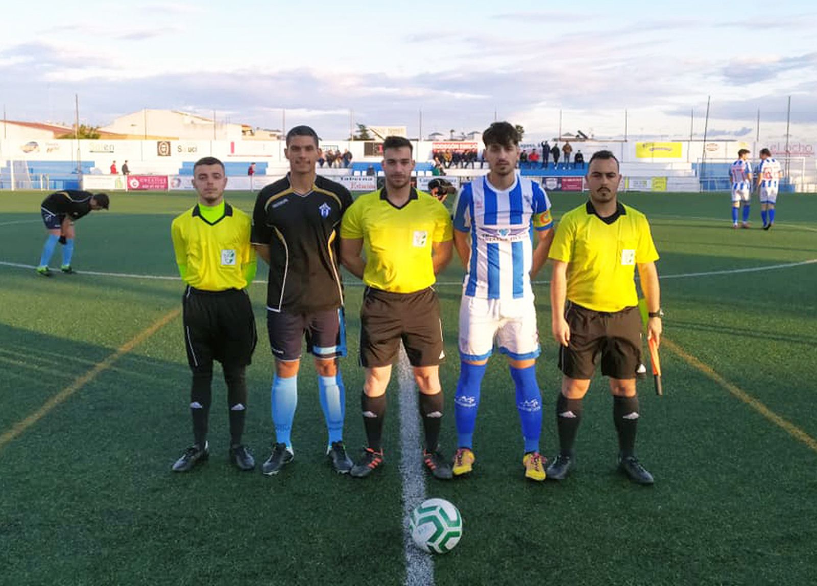 Los capitanes del Bollullos y el Canela posan junto al trío arbitral.