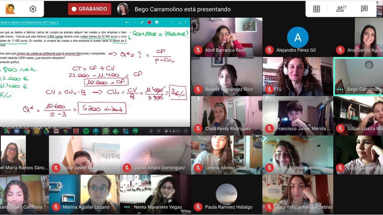 Una clase de Economía de la profesora Begoña Carramolino en el instituto Santa María de los Ángeles.