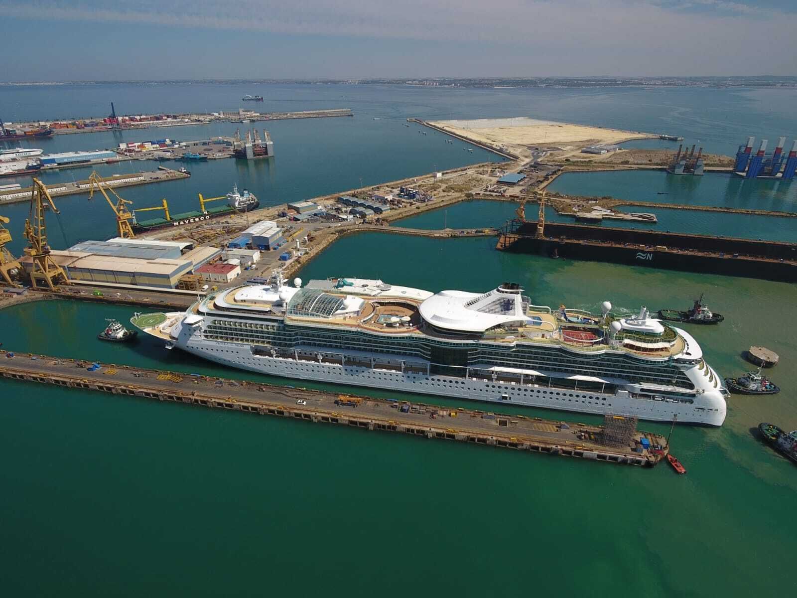 El 'Jewel of the Seas' entra en el astillero de Cádiz.
