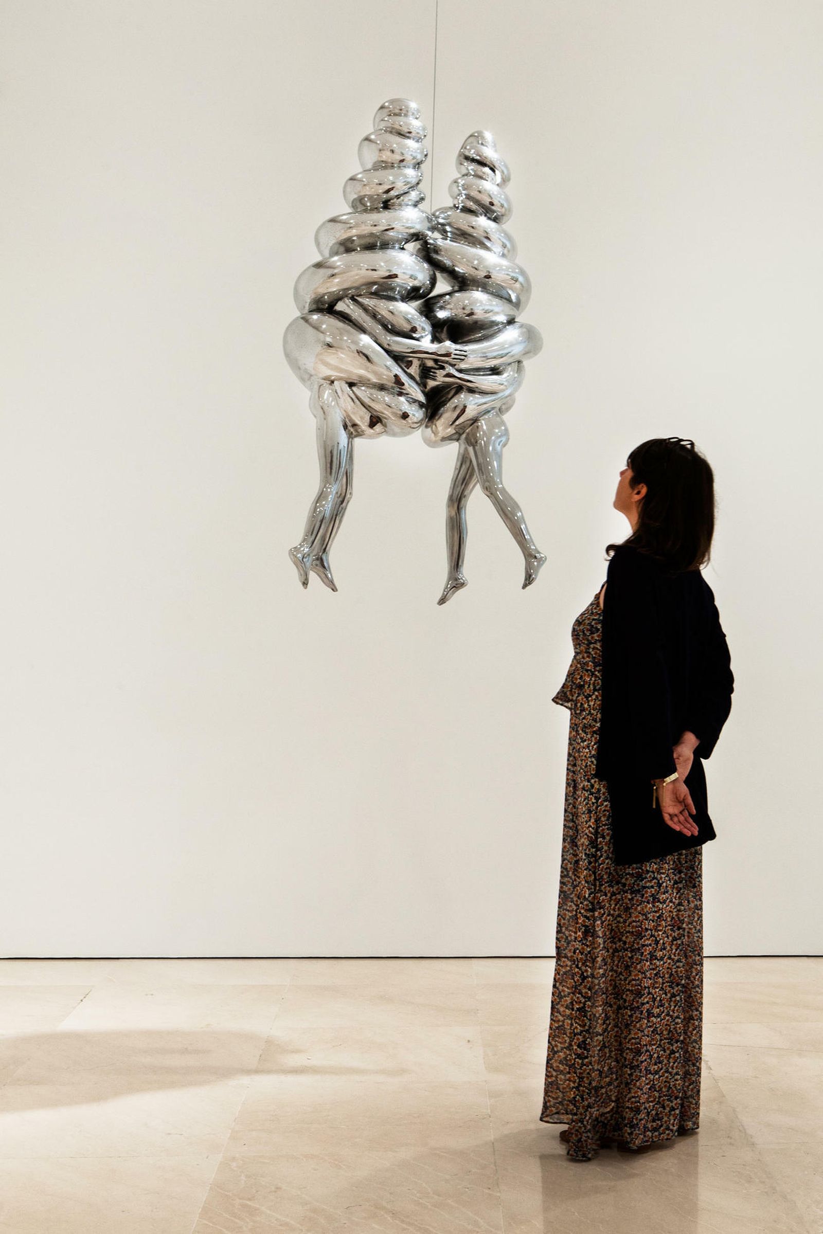 Una mujer contempla 'La pareja', una obra de 2003.