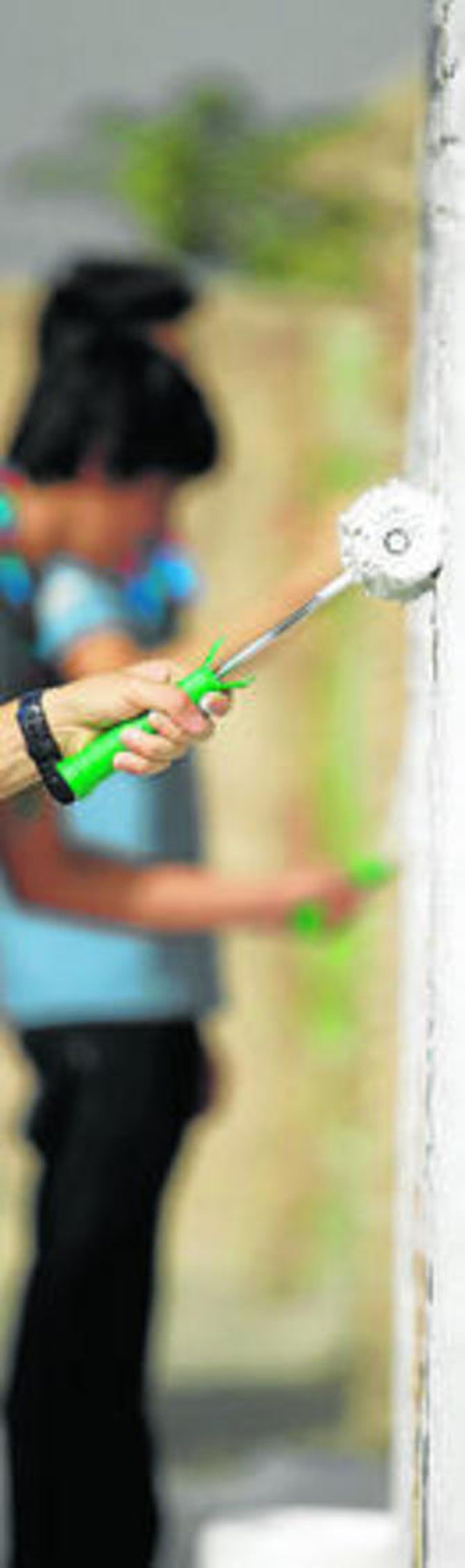 Blanqueo del muro de la calle Aljibe de la gitana.