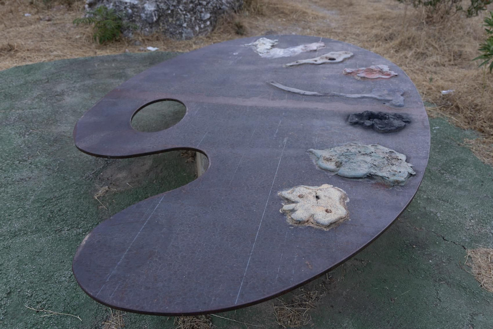 El camino está lleno de esculturas y poesías para amenizar el trayecto.