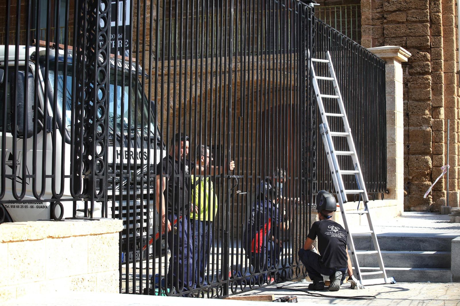 Imagen de este mismo miércoles en la que se ultimaba la colocación de la verja que evitará el acceso a las bóvedas de las Puertas de Tierra.