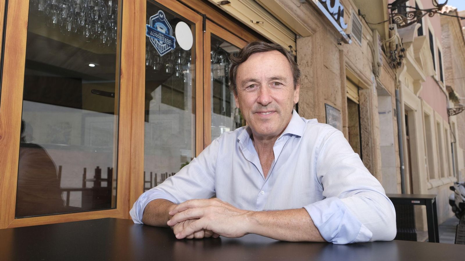 Rafael Hernando, sentado en uno de los taburetes del Restaurante Valentín, donde se hizo la entrevista.