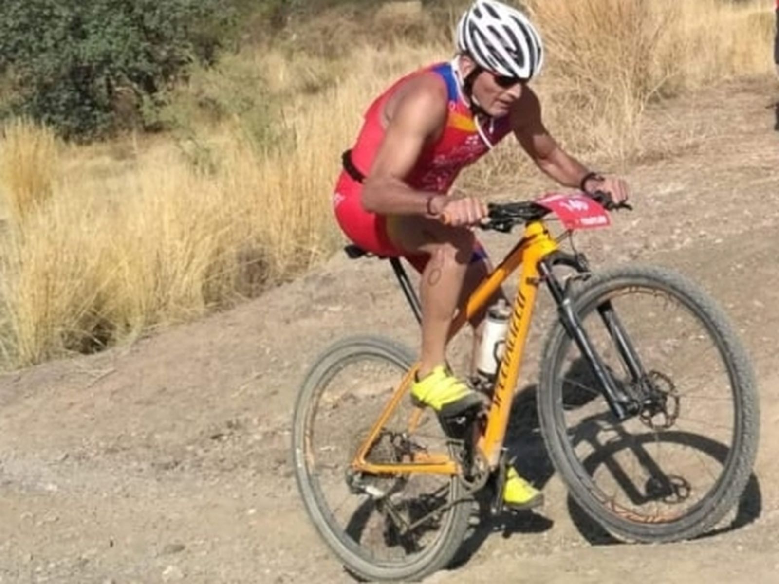 Miguel Pérez, en pleno esfuerzo durante el sector de bicicleta de un triatlón cross.