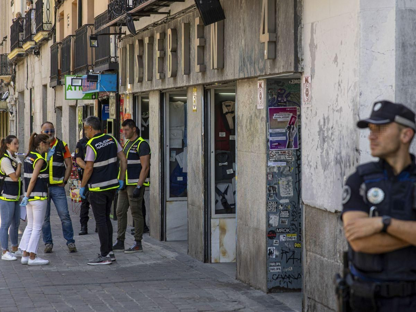 Agentes de la Policía en la tienda de Tirso De Molina