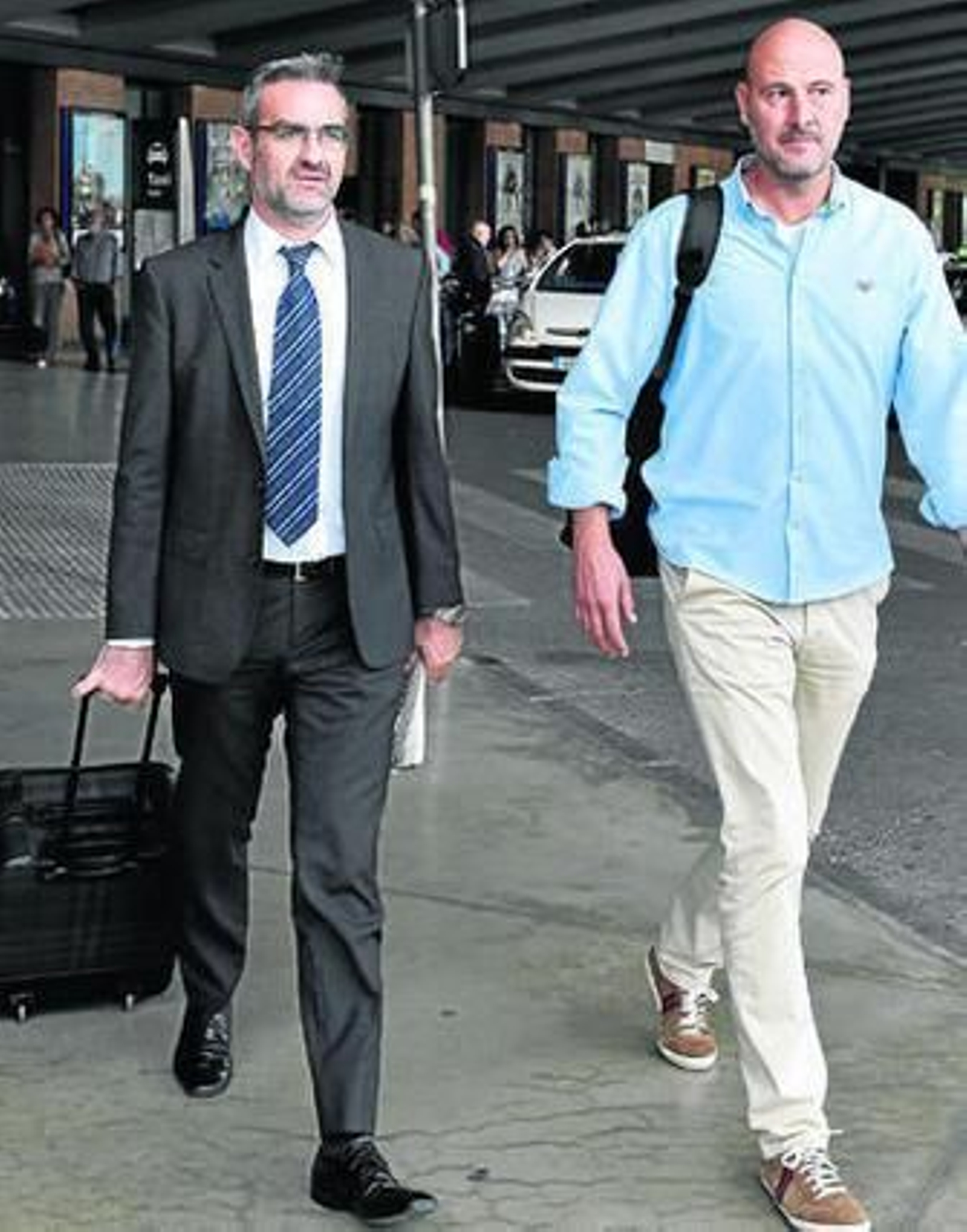 El director deportivo, Eduardo Maciá, junto a Roberto Ríos, al regresar de Madrid.