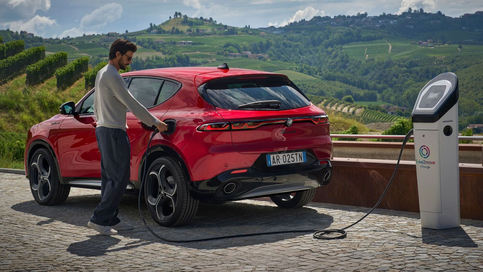 La batería de 15,5 kWh de la versión híbrida enchufable sólo admite carga con corriente alterna y potencias de hasta 7,4 kW.