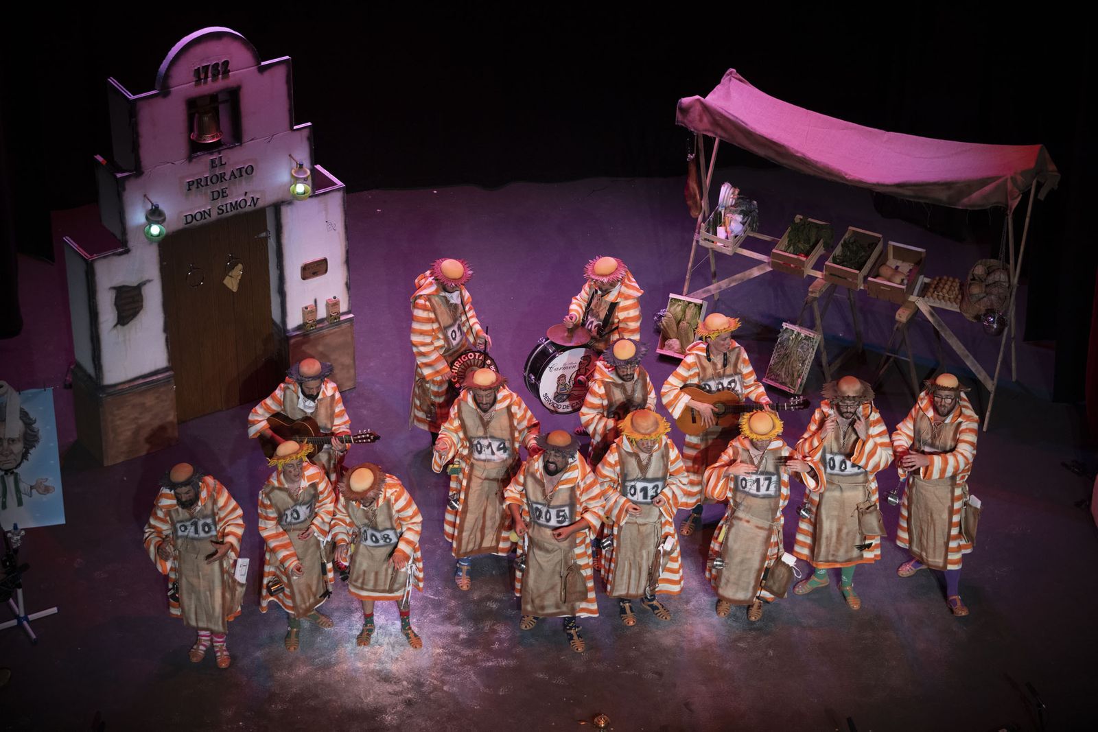 Imágenes de la actuación de la murga de Sanlúcar la Mayor 'El priorato de Don Simón' en el Carnaval Colombino